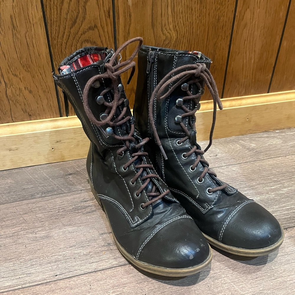 Brown leather American Rag lace up boots women’s size 8